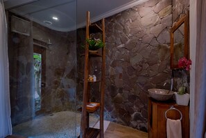 Villa, 4 habitaciones, vistas a la piscina | Baño | Cabezal de ducha tipo lluvia y artículos de higiene personal gratuitos