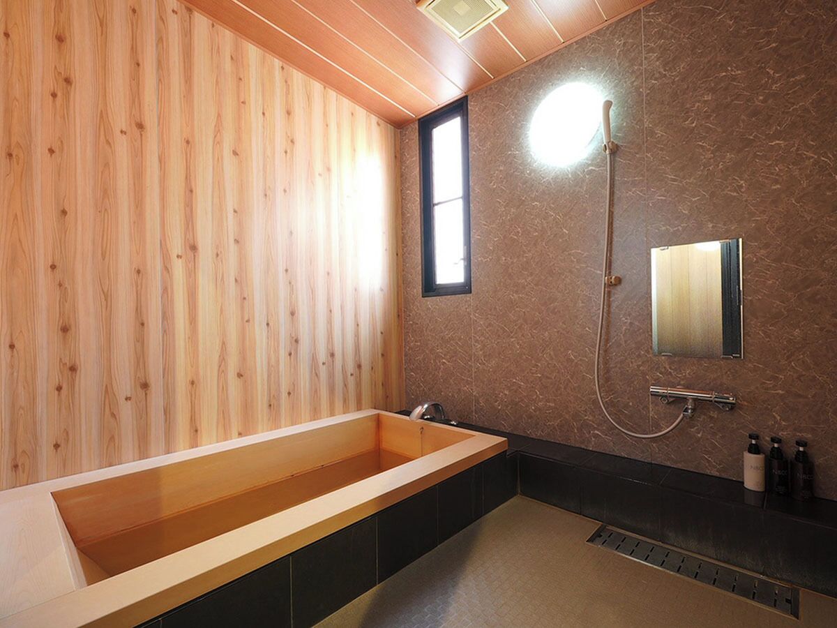 Habitación con 2 camas individuales, 2 camas de matrimonio (with Japanese Cypress Bath) | Baño | Bañera y ducha independientes, secador de pelo y toallas