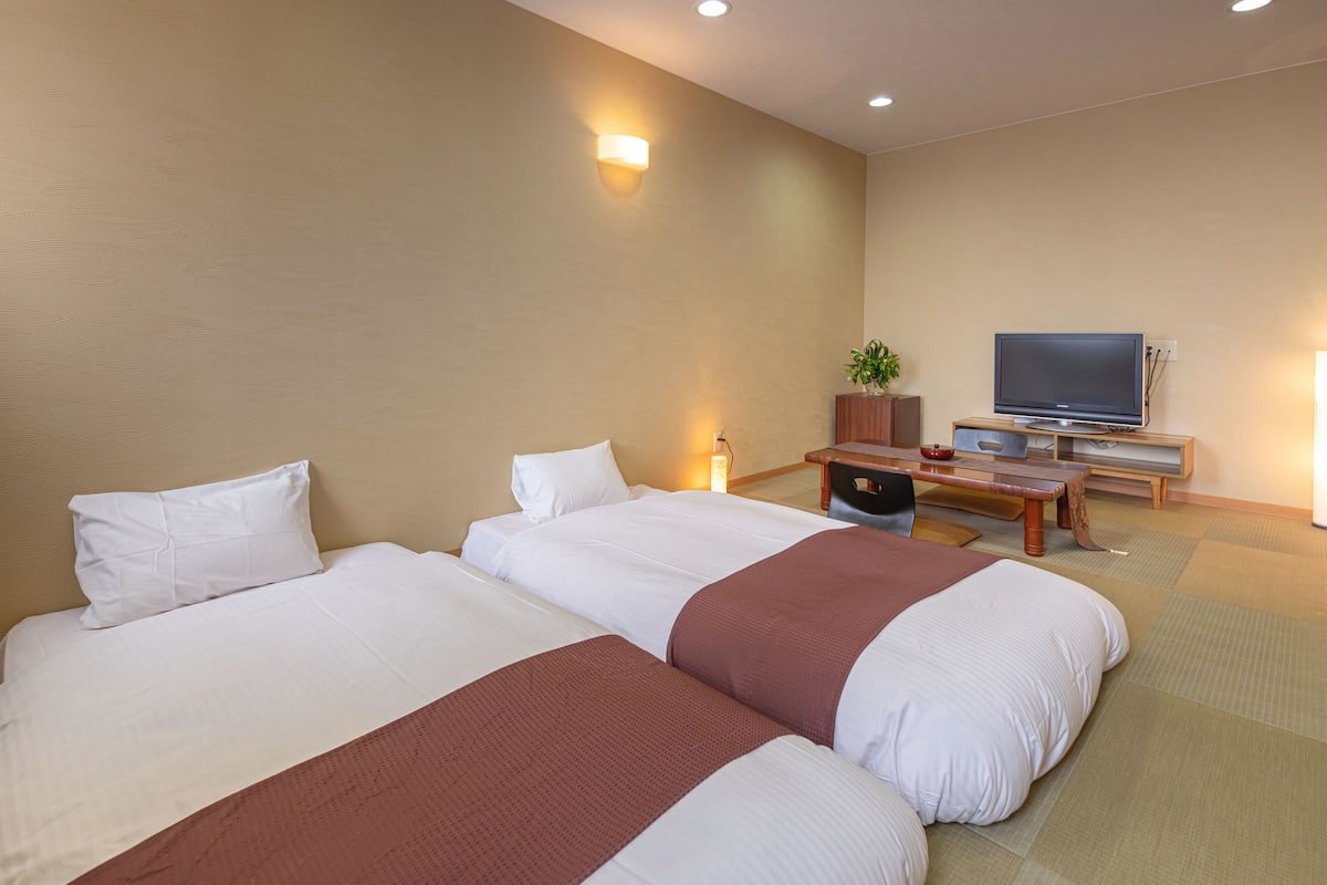 Quarto quádruplo família, para não fumantes, banheira de imersão | Individualmente decorados, individualmente mobiliados, Wi-Fi de cortesia