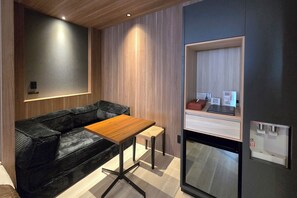 Habitación con 2 camas individuales, 2 camas Queen size (with Japanese Cypress Bath) | Decoración personalizada, muebles diferentes y wifi gratis 