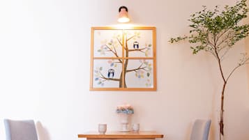 客室ごとに異なる装飾、客室ごとに異なるインテリア、WiFi (無料)、ベッドシーツ