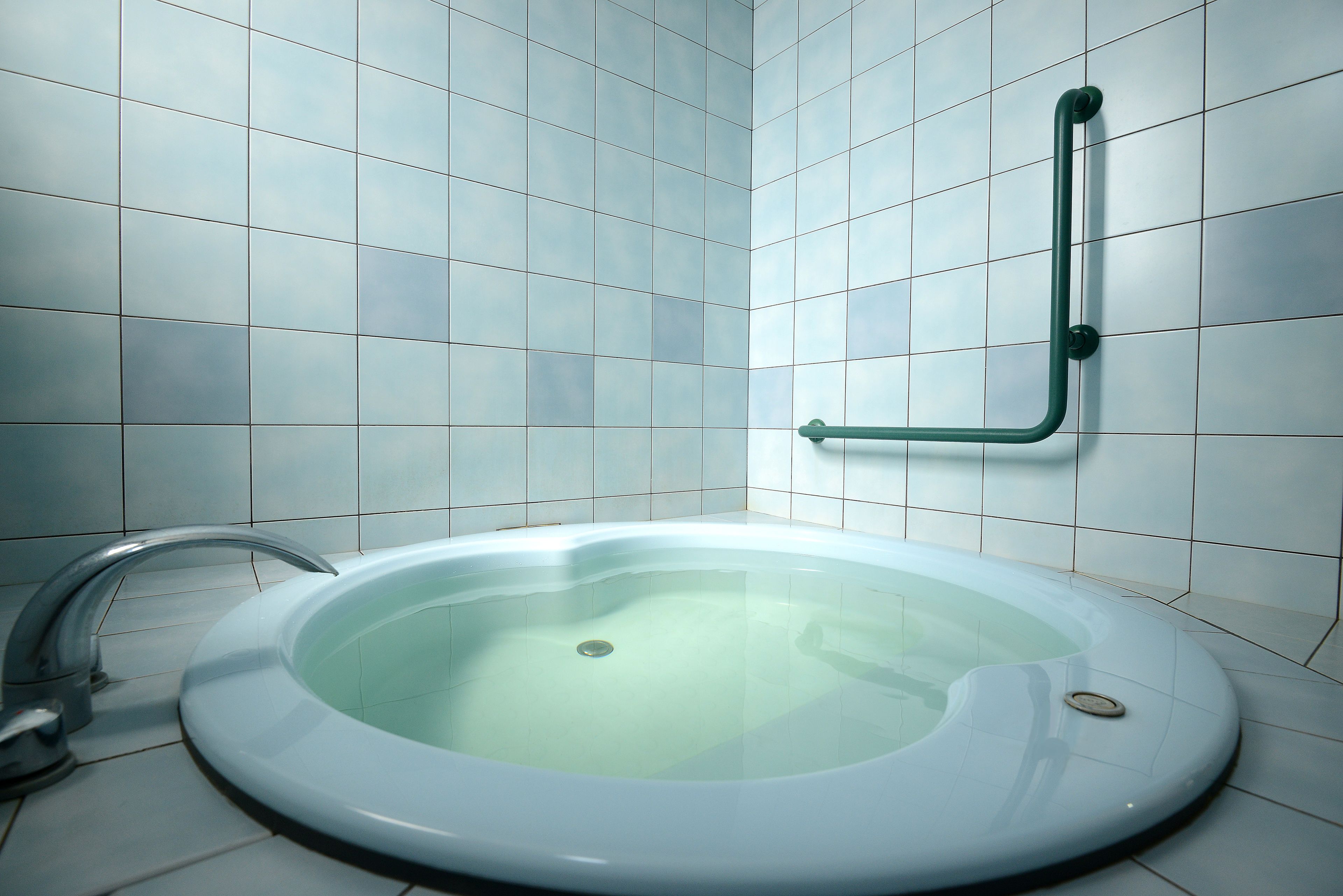 separate bathtub and shower, hair dryer, towels