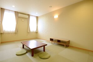 Individually decorated, individually furnished, free WiFi, bed sheets - Hotel Teiregikan (Tobe)