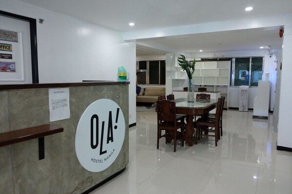 Reception - Ola Hostel Manila (Manila)