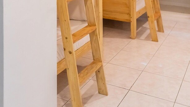 A room with bunk beds and a ladder. - Ola Hostel Manila (Manila)