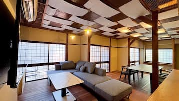 Executive Villa, 4 Bedrooms, Mountain View | Living area