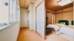 デラックス スイート ベッド (複数台) マウンテンサイド 禁煙 (共用バスルーム) | 遮光カーテン、WiFi (無料)、ベッドシーツ