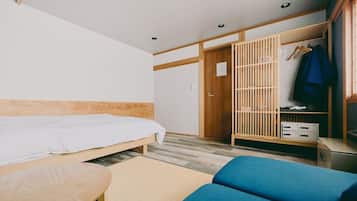 Standard dubbelrum - delat badrum - utsikt mot bergen (Non Smoking) | Mörkläggningsgardiner, gratis wi-fi och sängkläder