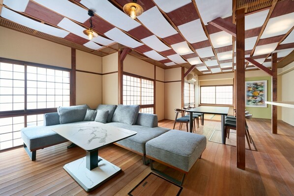 Executive Villa, 4 Bedrooms, Mountain View | Living area