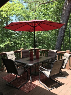 Outdoor dining - FAMILY FUN IN THE SMOKY MOUNTAINS!!! (Pigeon Forge)