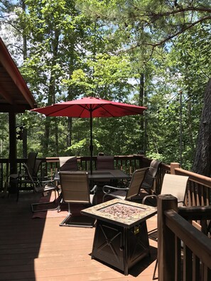 Outdoor dining - FAMILY FUN IN THE SMOKY MOUNTAINS!!! (Pigeon Forge)