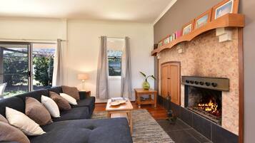 Smart TV, fireplace