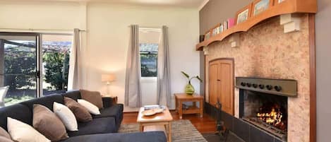Smart TV, fireplace