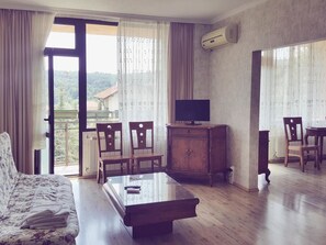 Studio, Balcony, Pool View | Individually decorated, iron/ironing board, rollaway beds, bed sheets