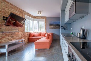 Comfort Apartment | Private kitchenette | Fridge, microwave, oven, stovetop