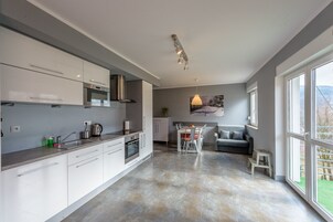 Apartamento Confort | Cocina básica privada | Frigorífico, microondas, horno y placa de cocina