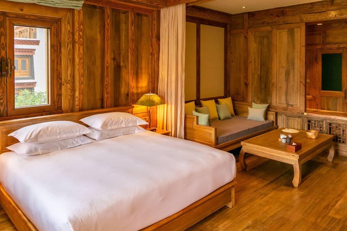 Deluxe Room, 1 King Bed | Desk, blackout drapes, free WiFi, bed sheets
