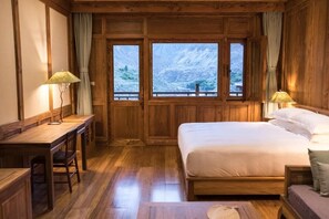 Desk, blackout drapes, free WiFi, bed sheets