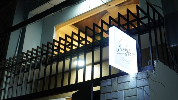 Fachada de la propiedad por la tarde o noche