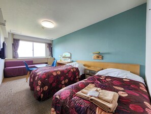 A hotel room with two beds, a desk, a chair, and a window with curtains. - Iwanai Kogen Hotel (Iwanai)