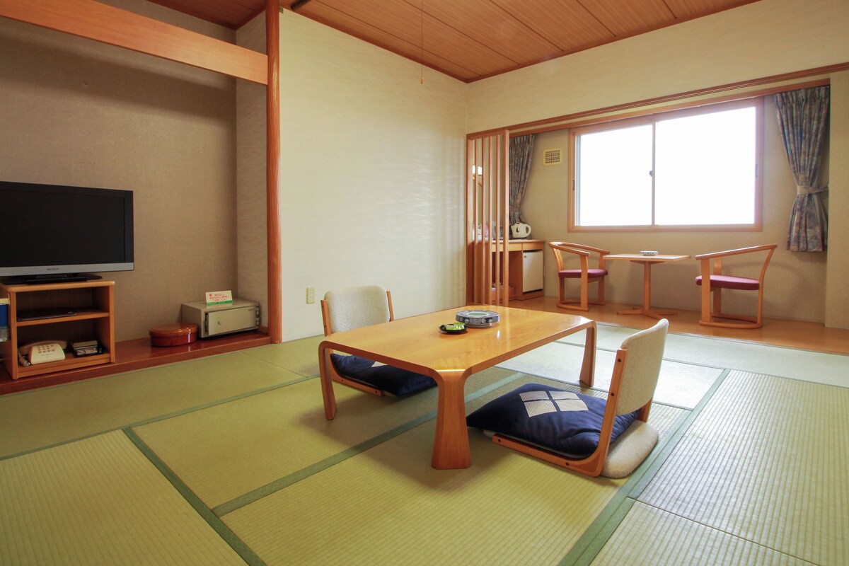 Habitación triple de estilo japonés | Caja fuerte, wifi gratis, ropa de cama