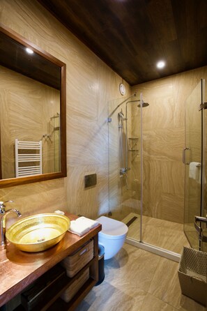 Deluxe King Room | Bathroom