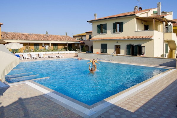 Seasonal outdoor pool, pool umbrellas, sun loungers - Borgo Guglielmo (Cecina)