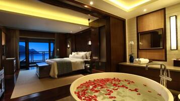 Suíte | Banheiro | Banheira e chuveiro separados, produtos de toalete grátis