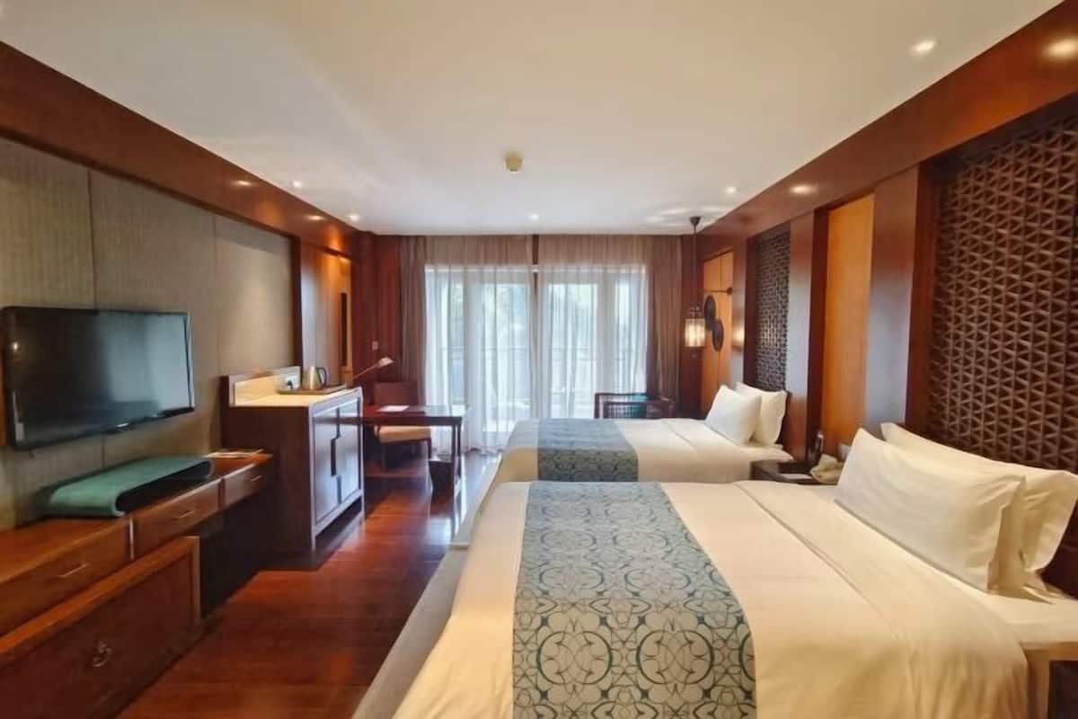 Minibar, caja de seguridad en la habitación y escritorio