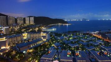 Fachada da propriedade à noite