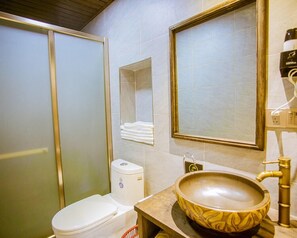Shower, free toiletries, slippers, towels - Cheng Tai Hou Mansion (Jinzhong)