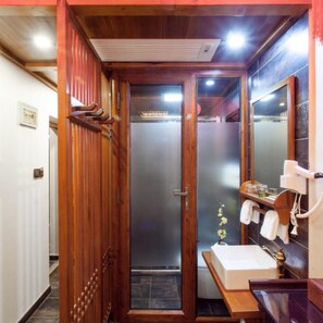 Kamer | Badkamer | Een douche, gratis toiletartikelen, zeep, shampoo