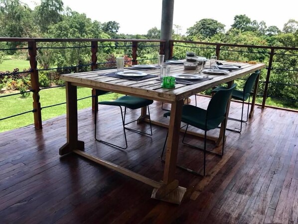 Breakfast, lunch, dinner served; local and international cuisine