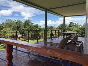 บริการอาหารเช้า อาหารกลางวัน อาหารเย็น, อาหารท้องถิ่นและนานาชาติ