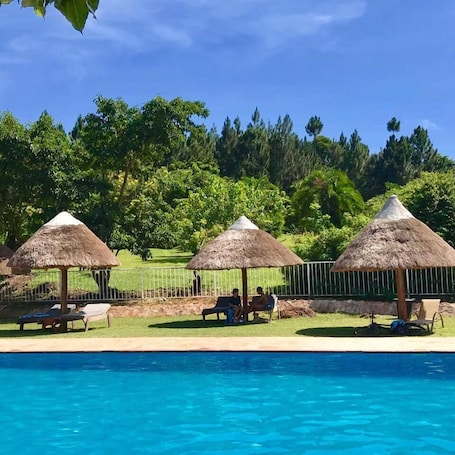 Una piscina al aire libre. The Pines At Katosi