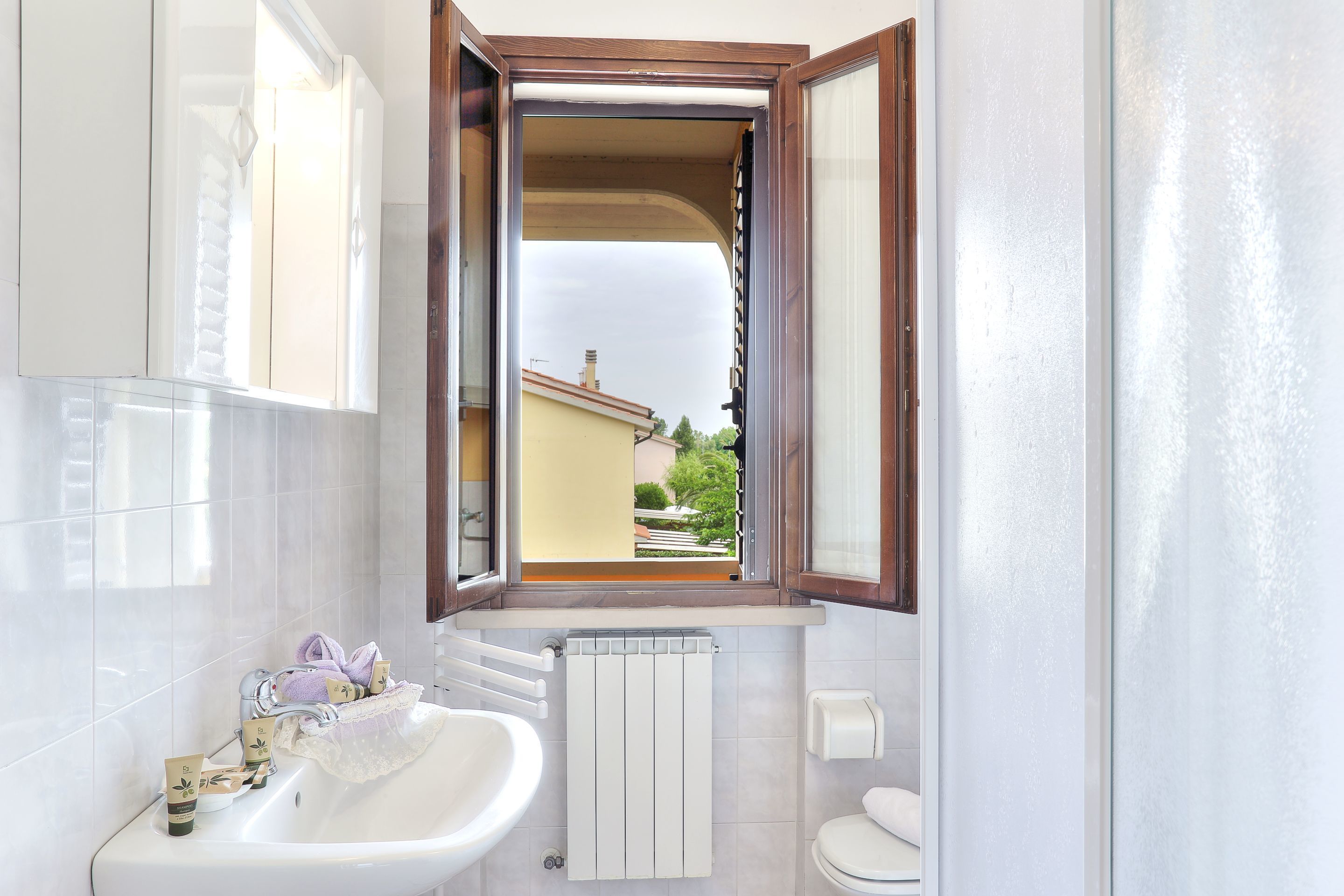 Apartment, 2 Bedrooms (ROC) | Bathroom | Shower, bidet, towels, toilet paper