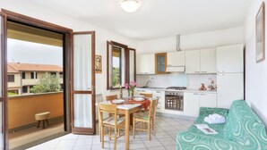 A compact apartment with a balcony, a dining area, a kitchenette, and a living room with a sofa. - Case Sobrini (Rosignano Marittimo)