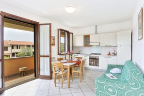 Apartment, 2 Bedrooms (ROC) | Private kitchenette | Fridge, stovetop, cookware/dishes/utensils - Case Sobrini (Rosignano Marittimo)