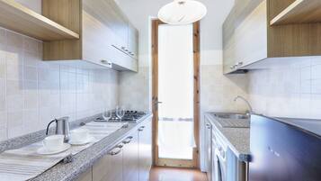 Familienapartment, 2 Schlafzimmer (BV1) | Eigene Küche | Kühlschrank, Herdplatte, Kochgeschirr/Geschirr/Besteck