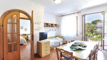 Familienapartment, 2 Schlafzimmer (BV1) | Wohnzimmer | Flachbildfernseher