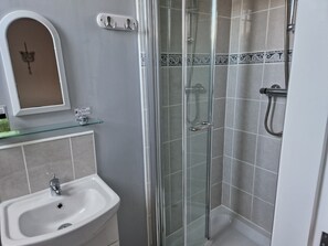 Iron/ironing board, bed sheets - Craigbank Guesthouse (Crianlarich)