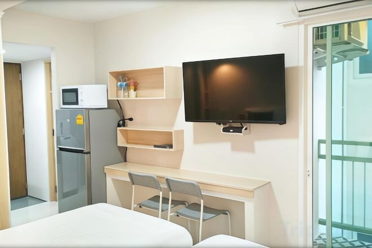 Desk, laptop workspace, soundproofing, WiFi (free)