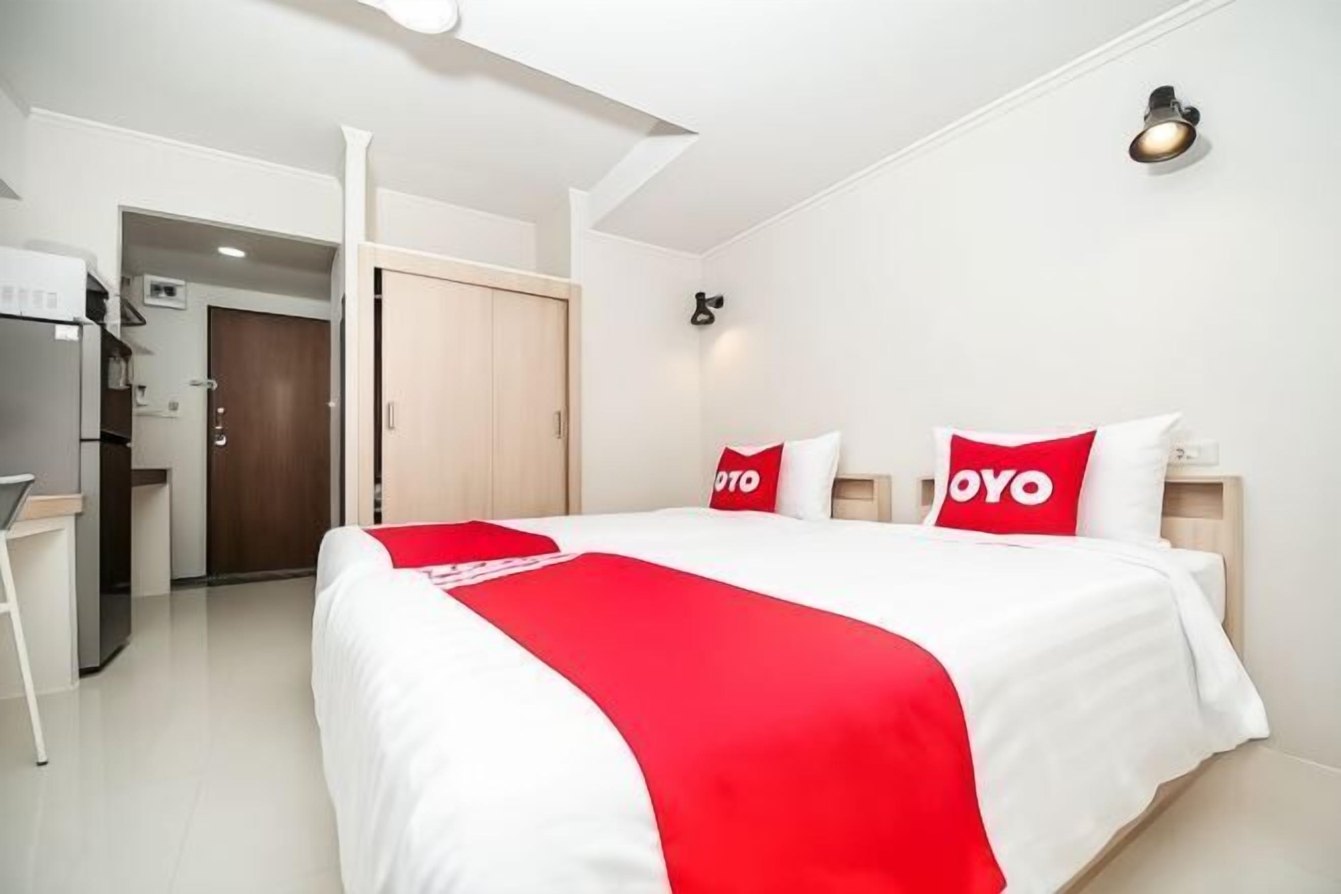 Escritorio y espacio para trabajar con un portátil