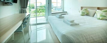 Habitación Deluxe doble | Escritorio y espacio para trabajar con un portátil