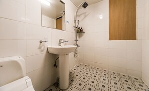 Twin kamer | Badkamer | Een douche, gratis toiletartikelen, badjassen, handdoeken