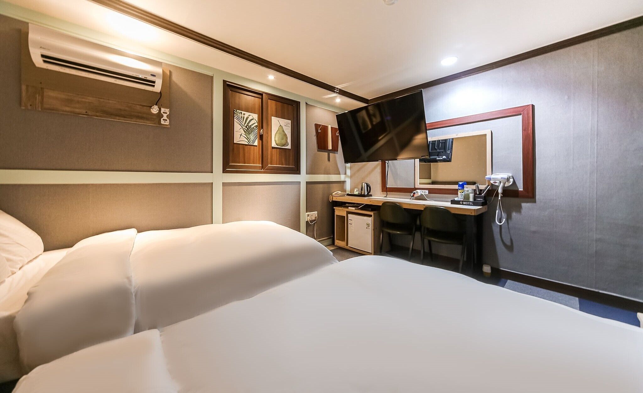 Twin Room | Desk, free WiFi