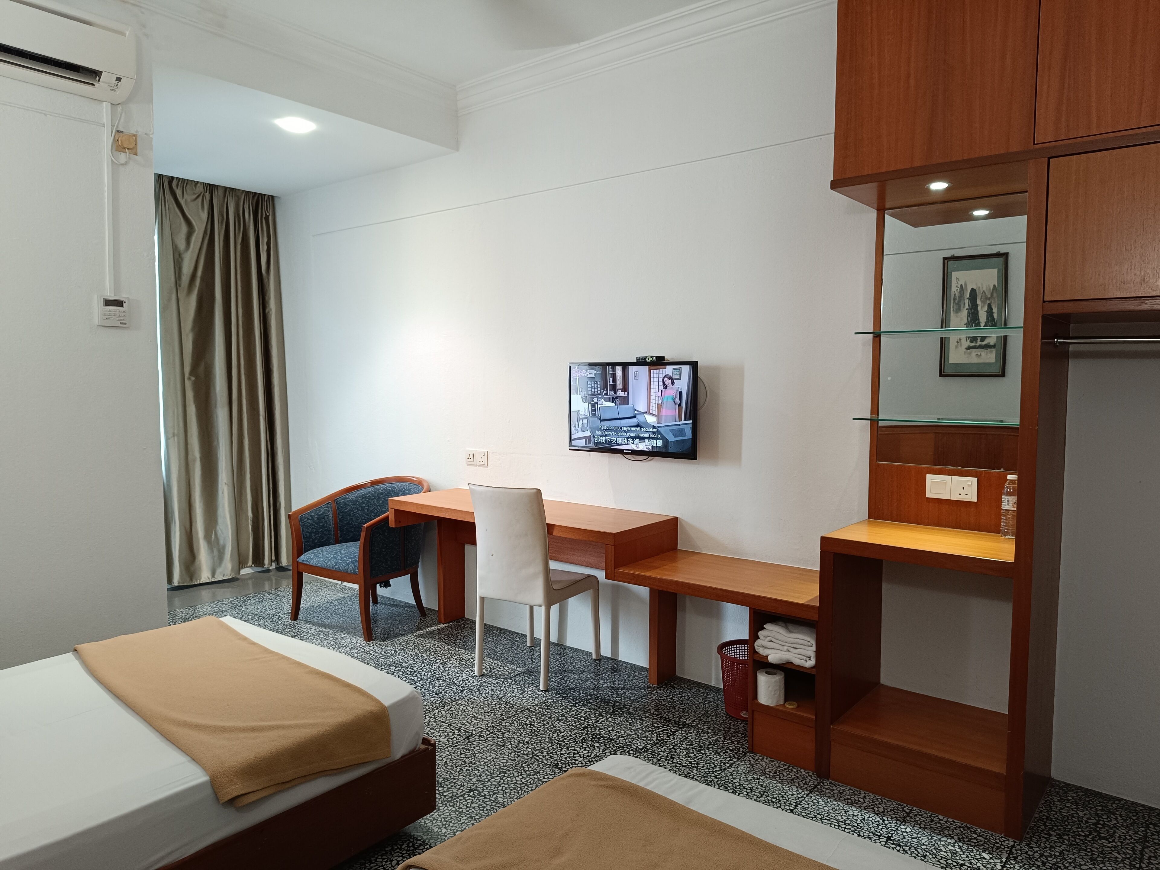 标准双床房 | 办公桌、免费 WiFi