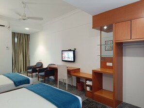 Family Room | Desk, free WiFi - Hotel Hong Ping (George Town)