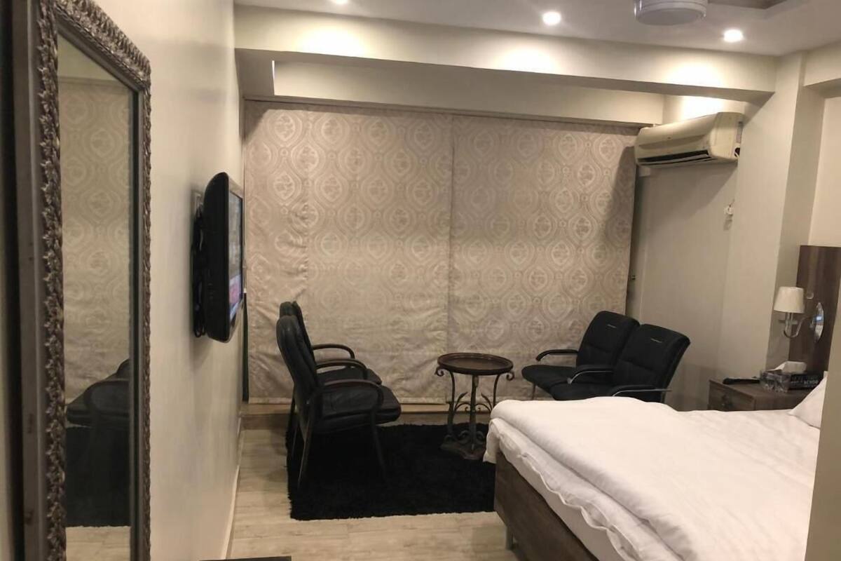 Executive Room | Iron/ironing board, WiFi (free)