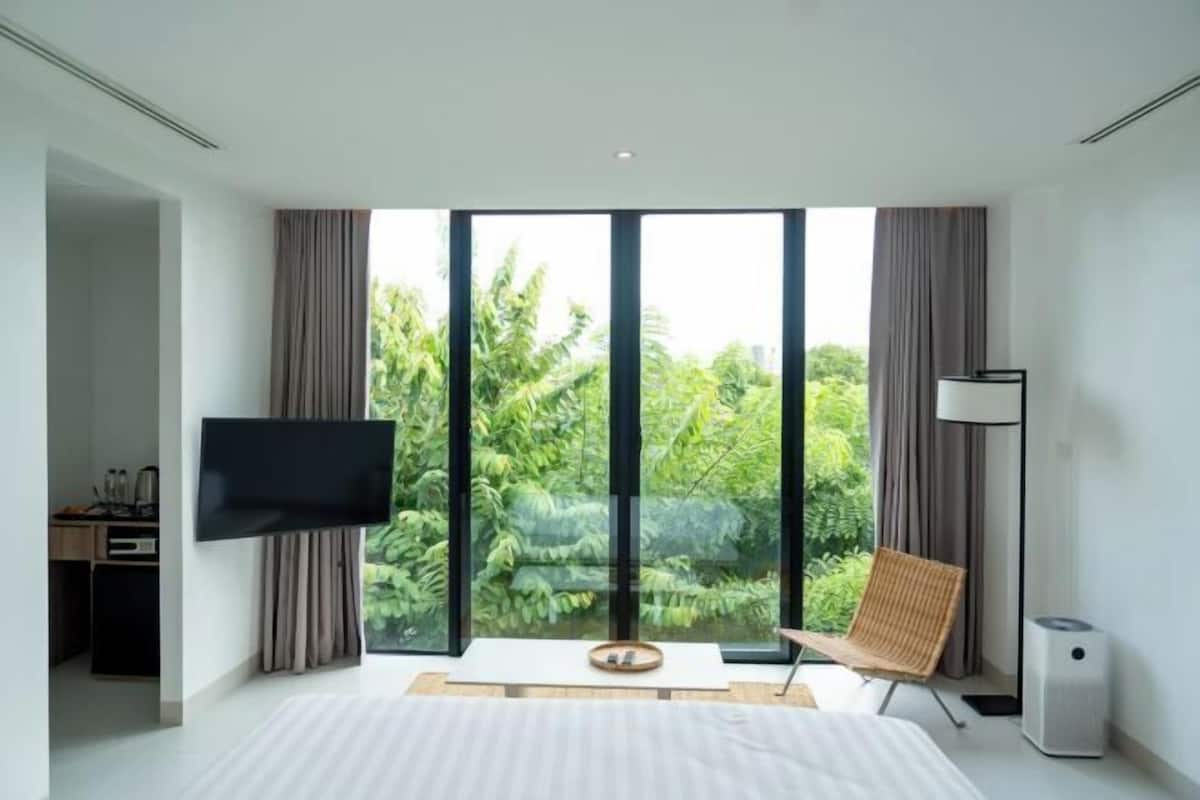 Frette Italian sheets, premium bedding, down duvets, Select Comfort beds
